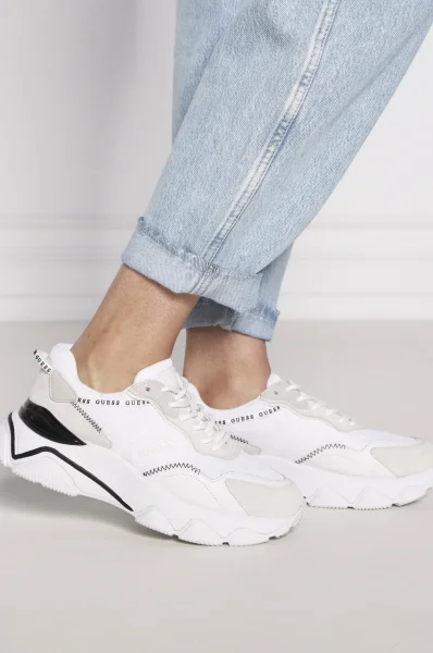Sneakers tornacipő MICOLA bőr hozzáadásával Guess 	fehér	