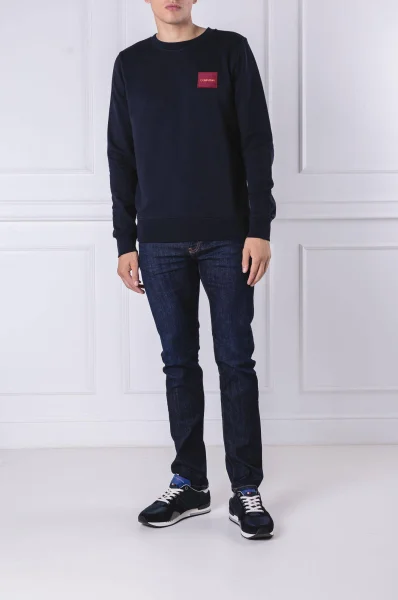 Pulóver LOGO CHEST BADGE | Regular Fit Calvin Klein 	sötét kék	